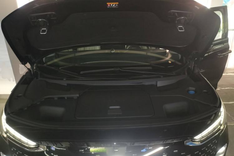 Used Volvo EM90 2025 Ultra Six-Seater Engine Bay