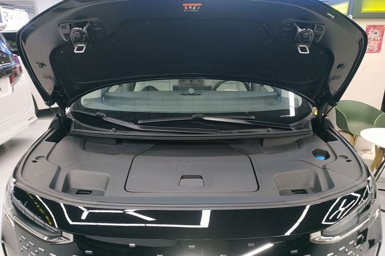 Used Volvo EM90 2025 Ultra Six-Seater Engine Bay