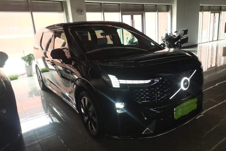 Used Volvo EM90 2025 Ultra Six-Seater Exterior 1