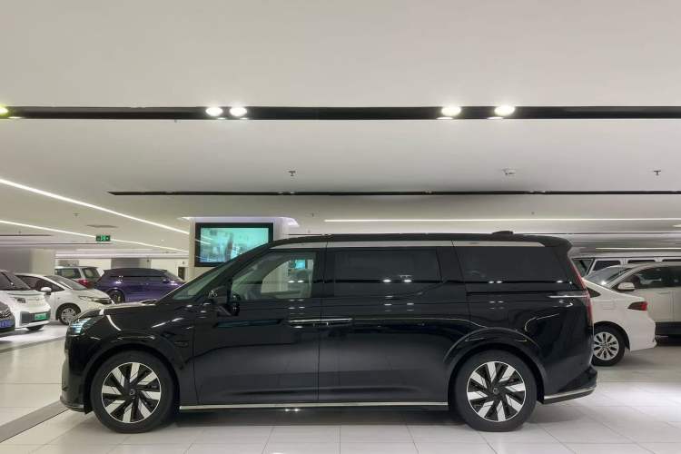 Used Volvo EM90 2025 Ultra Six-Seater Exterior 2