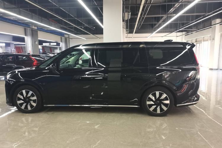 Used Volvo EM90 2025 Ultra Six-Seater Exterior 3