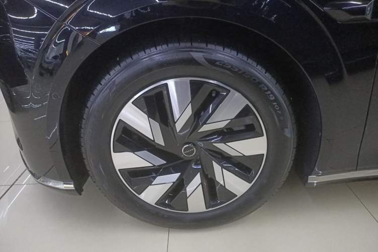 Used Volvo EM90 2025 Ultra Six-Seater Exterior 4