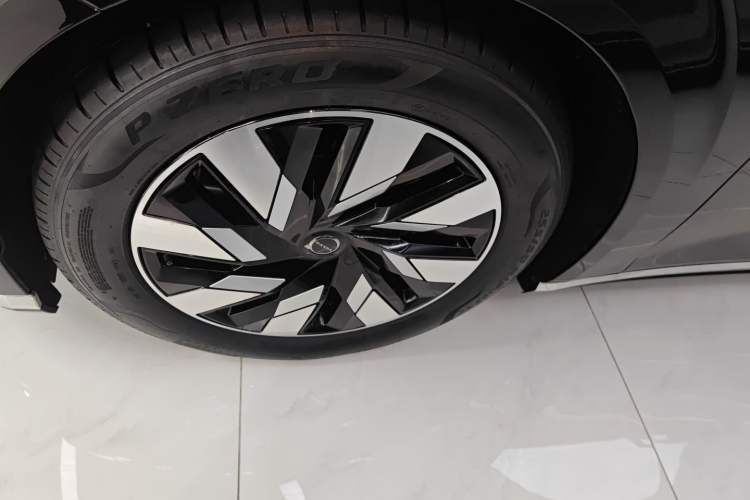 Used Volvo EM90 2025 Ultra Six-Seater Exterior 4
