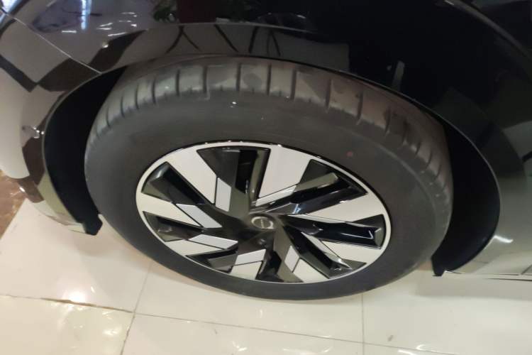 Used Volvo EM90 2025 Ultra Six-Seater Exterior 4