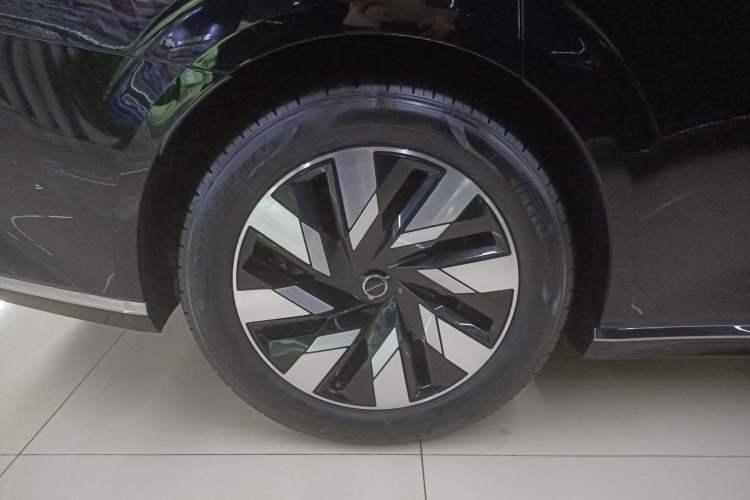 Used Volvo EM90 2025 Ultra Six-Seater Exterior 5