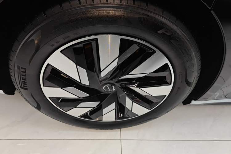 Used Volvo EM90 2025 Ultra Six-Seater Exterior 5
