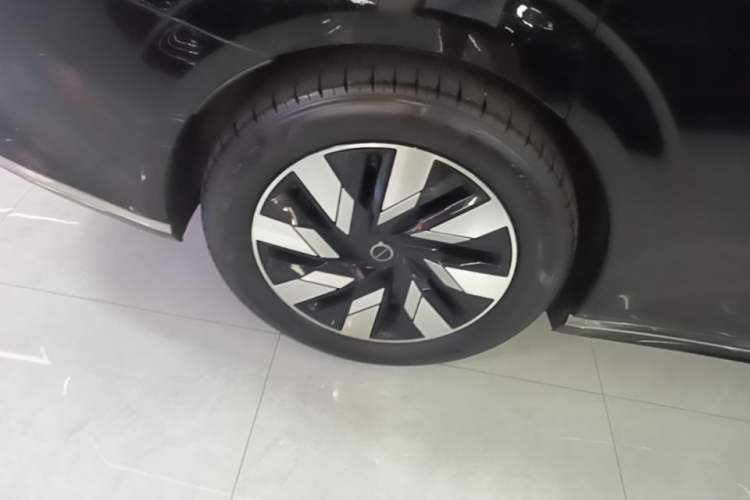 Used Volvo EM90 2025 Ultra Six-Seater Exterior 5