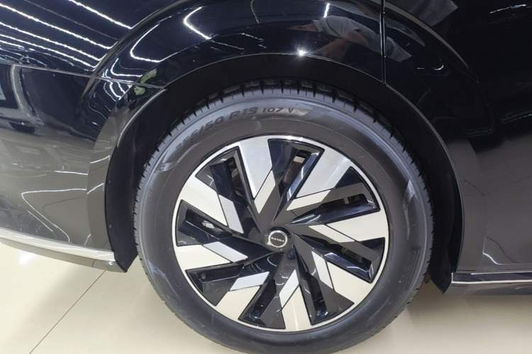Used Volvo EM90 2025 Ultra Six-Seater Exterior 5