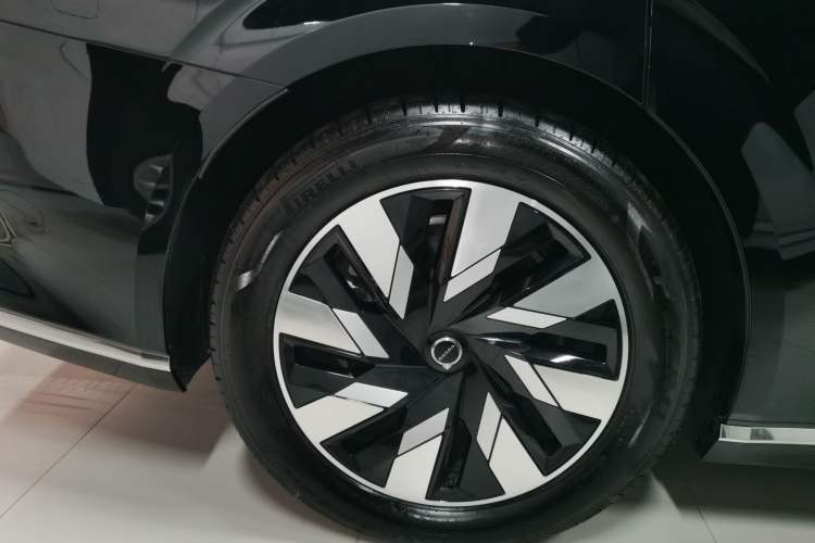 Used Volvo EM90 2025 Ultra Six-Seater Exterior 5