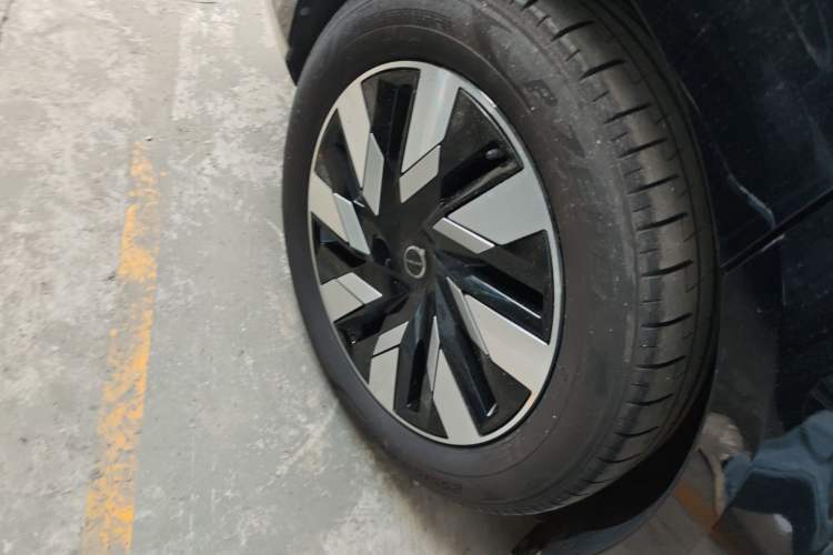 Used Volvo EM90 2025 Ultra Six-Seater Exterior 8