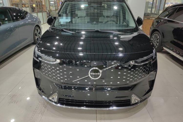 Used Volvo EM90 2025 Ultra Six-Seater Front