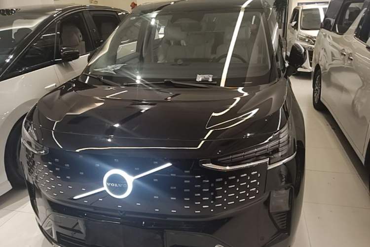 Used Volvo EM90 2025 Ultra Six-Seater Front