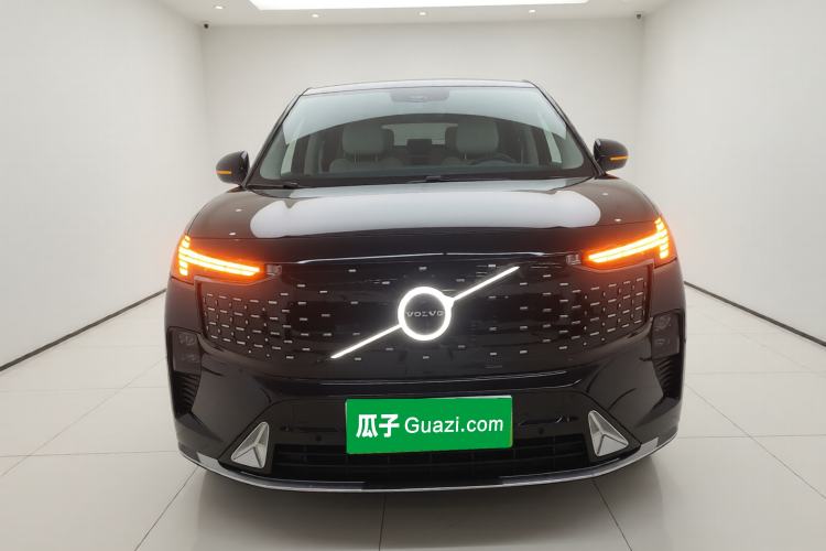Used Volvo EM90 2025 Ultra Six-Seater Front