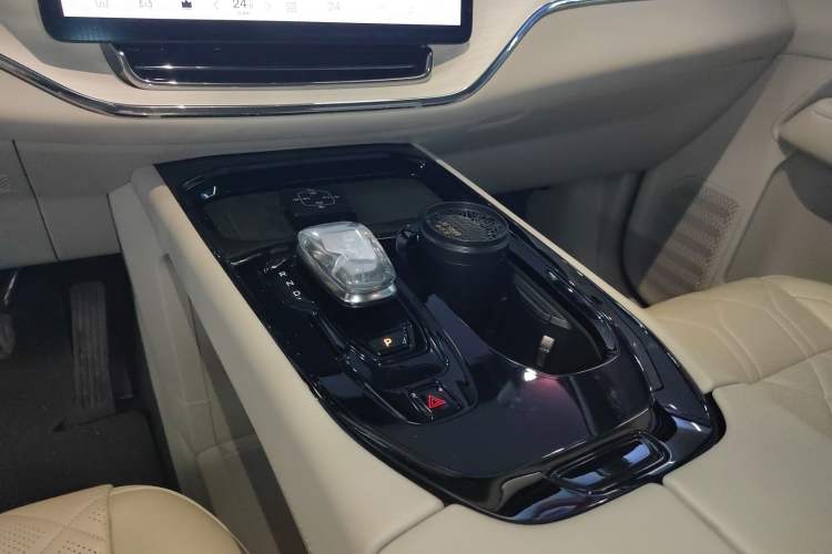 Used Volvo EM90 2025 Ultra Six-Seater Gear Lever