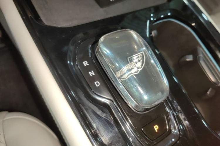 Used Volvo EM90 2025 Ultra Six-Seater Gear Lever