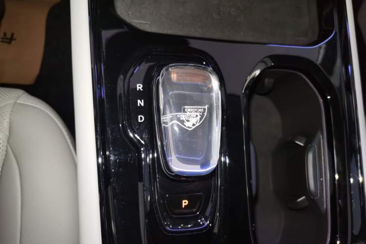 Used Volvo EM90 2025 Ultra Six-Seater Gear Lever