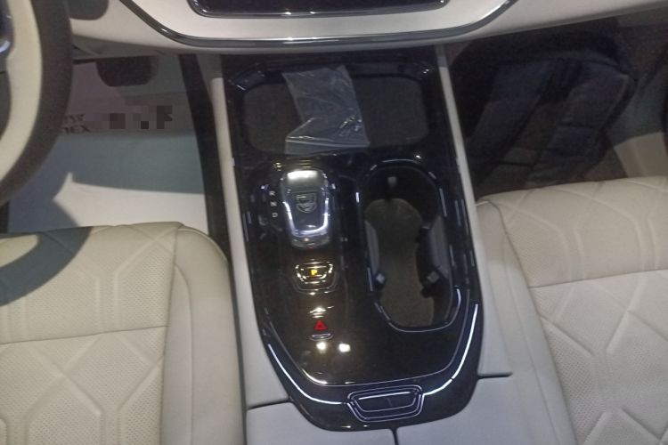 Used Volvo EM90 2025 Ultra Six-Seater Gear Lever