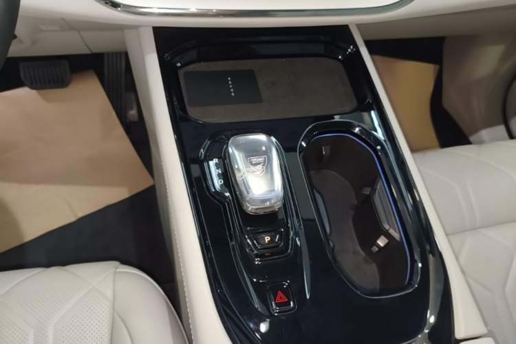 Used Volvo EM90 2025 Ultra Six-Seater Gear Lever