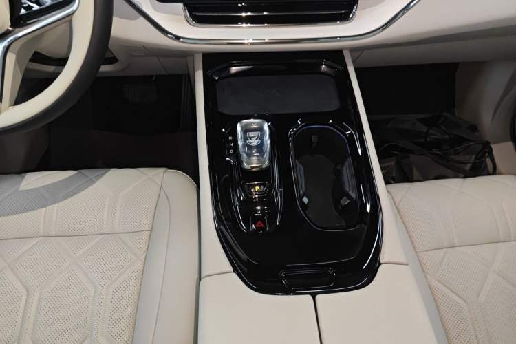 Used Volvo EM90 2025 Ultra Six-Seater Gear Lever