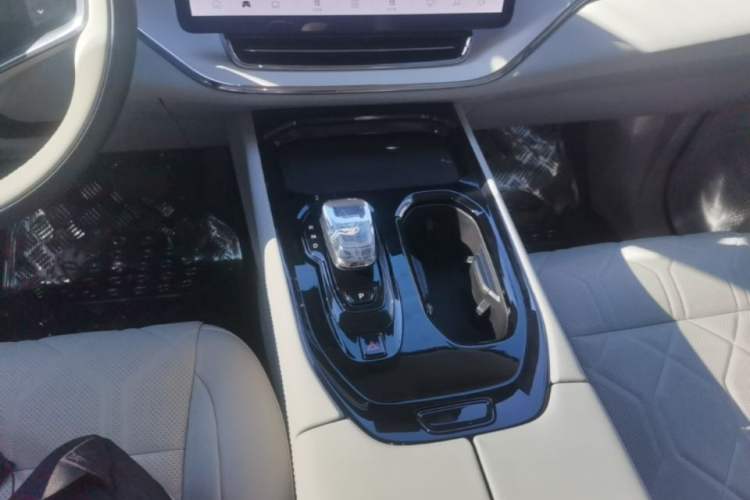 Used Volvo EM90 2025 Ultra Six-Seater Gear Lever
