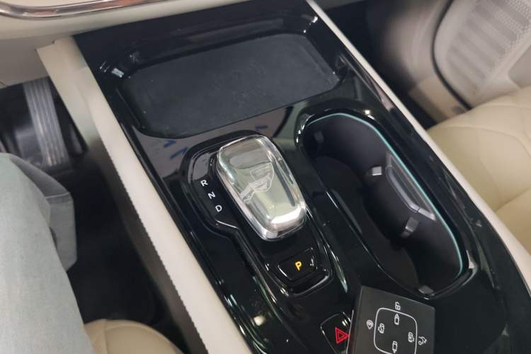 Used Volvo EM90 2025 Ultra Six-Seater Gear Lever