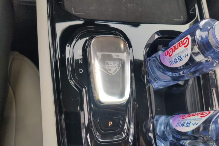 Used Volvo EM90 2025 Ultra Six-Seater Gear Lever