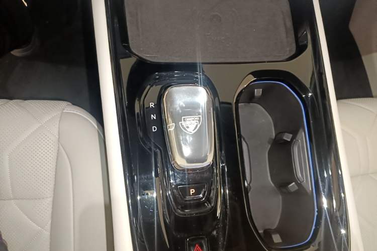 Used Volvo EM90 2025 Ultra Six-Seater Gear Lever