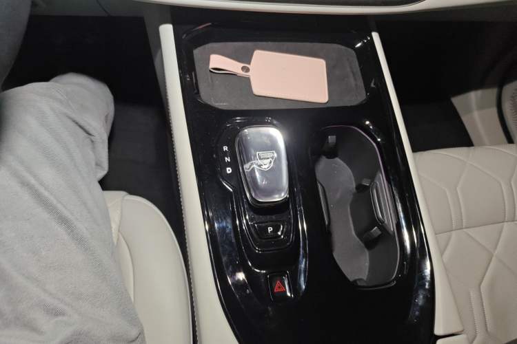 Used Volvo EM90 2025 Ultra Six-Seater Gear Lever