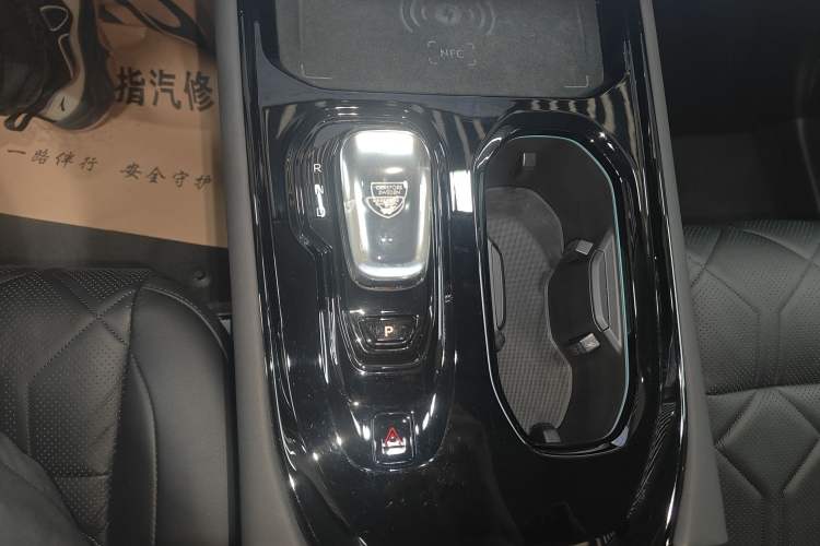 Used Volvo EM90 2025 Ultra Six-Seater Gear Lever