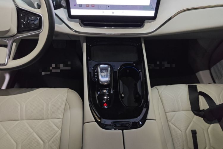 Used Volvo EM90 2025 Ultra Six-Seater Gear Lever