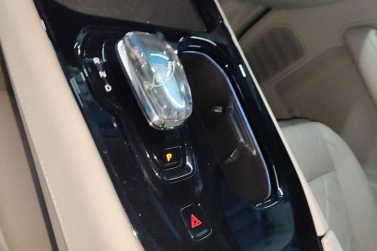 Used Volvo EM90 2025 Ultra Six-Seater Gear Lever
