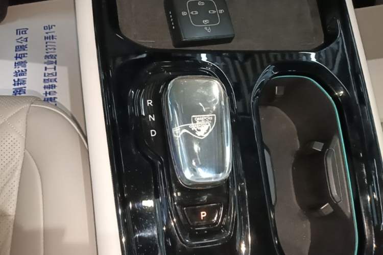 Used Volvo EM90 2025 Ultra Six-Seater Gear Lever