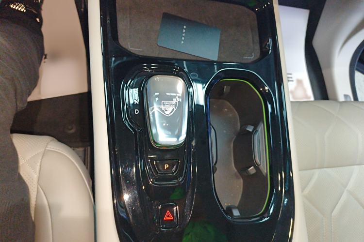 Used Volvo EM90 2025 Ultra Six-Seater Gear Lever