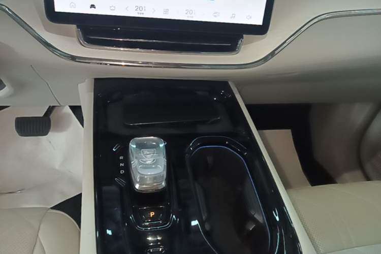 Used Volvo EM90 2025 Ultra Six-Seater Gear Lever