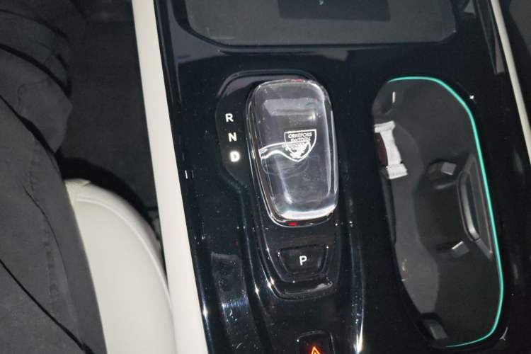 Used Volvo EM90 2025 Ultra Six-Seater Gear Lever