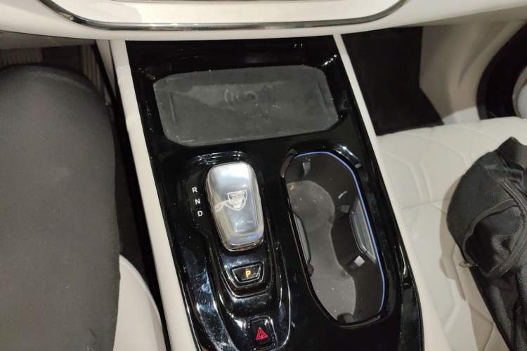 Used Volvo EM90 2025 Ultra Six-Seater Gear Lever