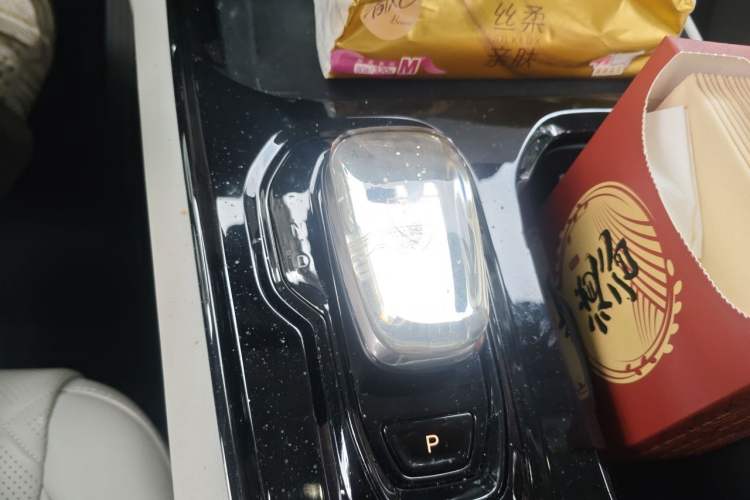 Used Volvo EM90 2025 Ultra Six-Seater Gear Lever