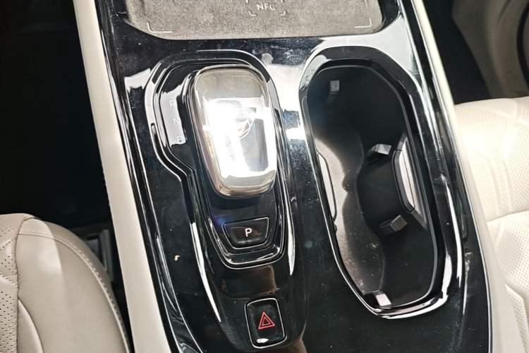 Used Volvo EM90 2025 Ultra Six-Seater Gear Lever