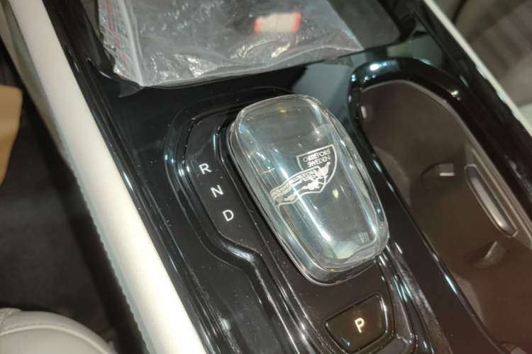 Used Volvo EM90 2025 Ultra Six-Seater Gear Lever