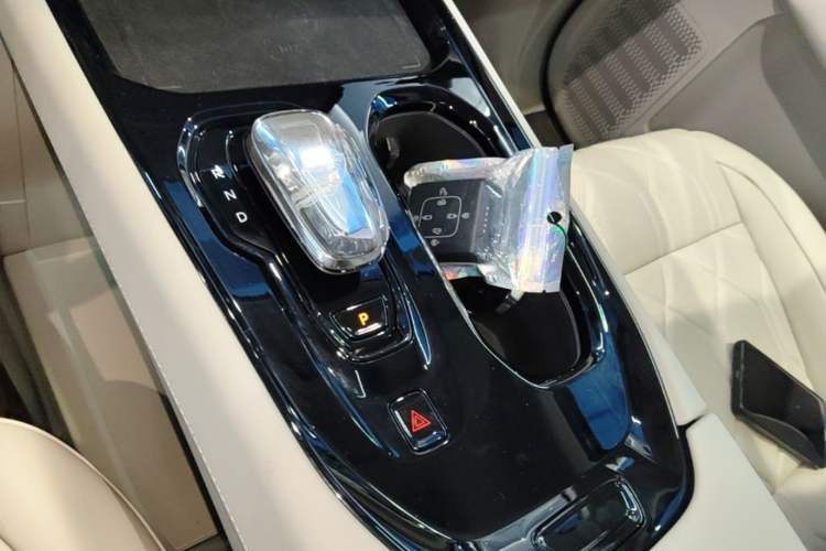 Used Volvo EM90 2025 Ultra Six-Seater Gear Lever