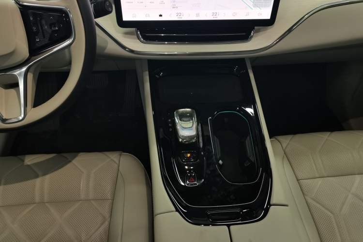 Used Volvo EM90 2025 Ultra Six-Seater Gear Lever
