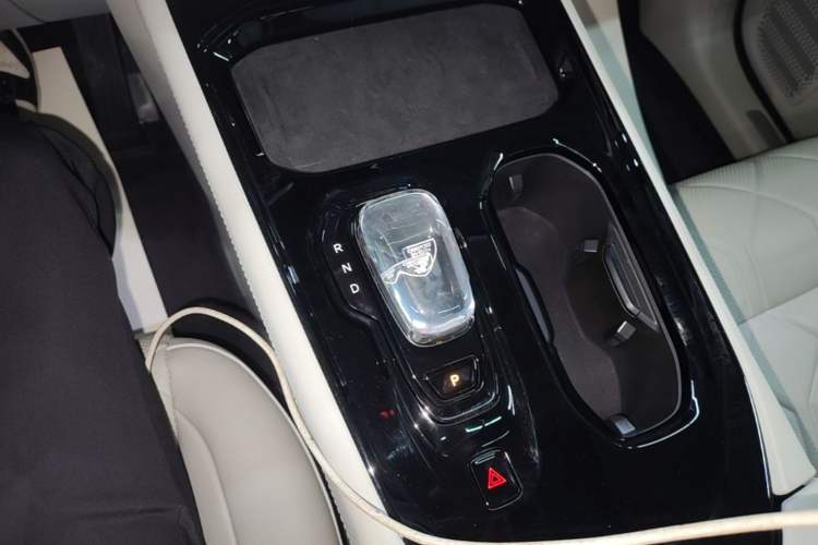 Used Volvo EM90 2025 Ultra Six-Seater Gear Lever