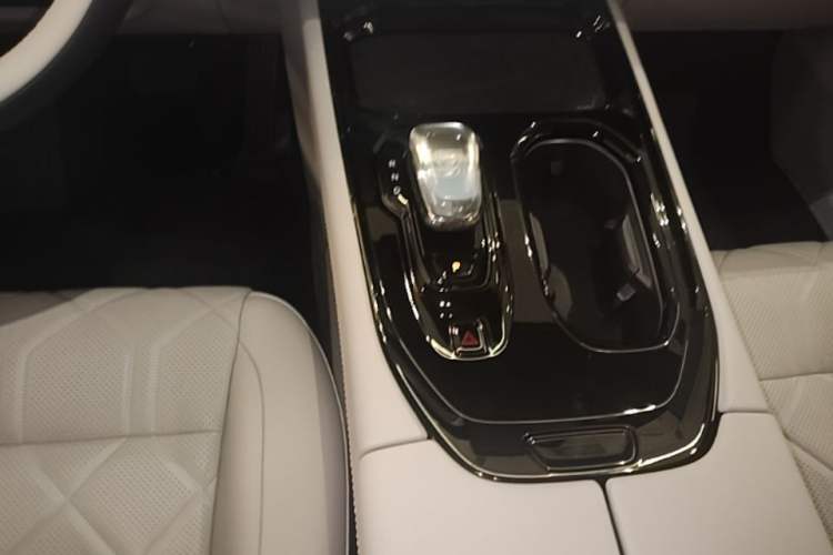 Used Volvo EM90 2025 Ultra Six-Seater Gear Lever