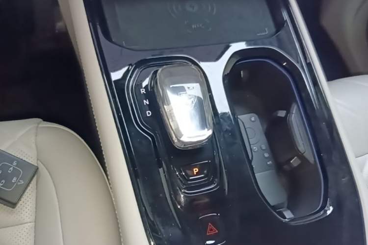 Used Volvo EM90 2025 Ultra Six-Seater Gear Lever
