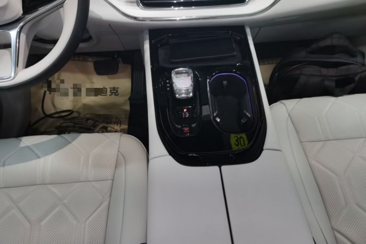 Used Volvo EM90 2025 Ultra Six-Seater Gear Lever