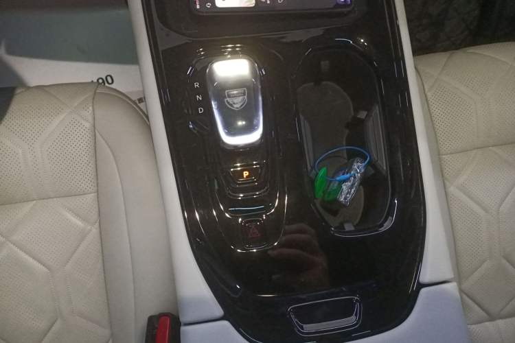 Used Volvo EM90 2025 Ultra Six-Seater Gear Lever