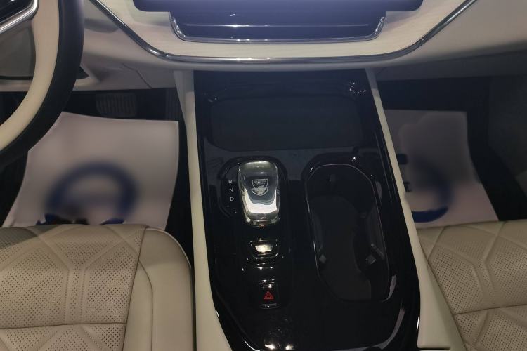 Used Volvo EM90 2025 Ultra Six-Seater Gear Lever
