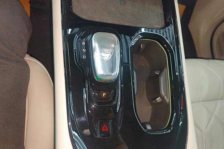 Used Volvo EM90 2025 Ultra Six-Seater Gear Lever