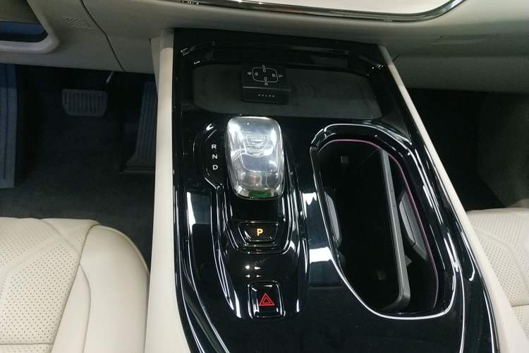 Used Volvo EM90 2025 Ultra Six-Seater Gear Lever