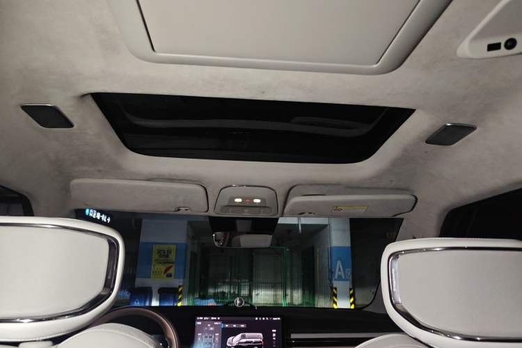 Used Volvo EM90 2025 Ultra Six-Seater Headliner